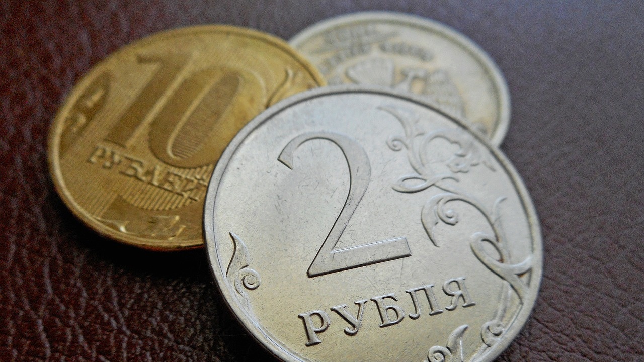 Руската рубла поевтиня до най-ниския си курс спрямо долара от