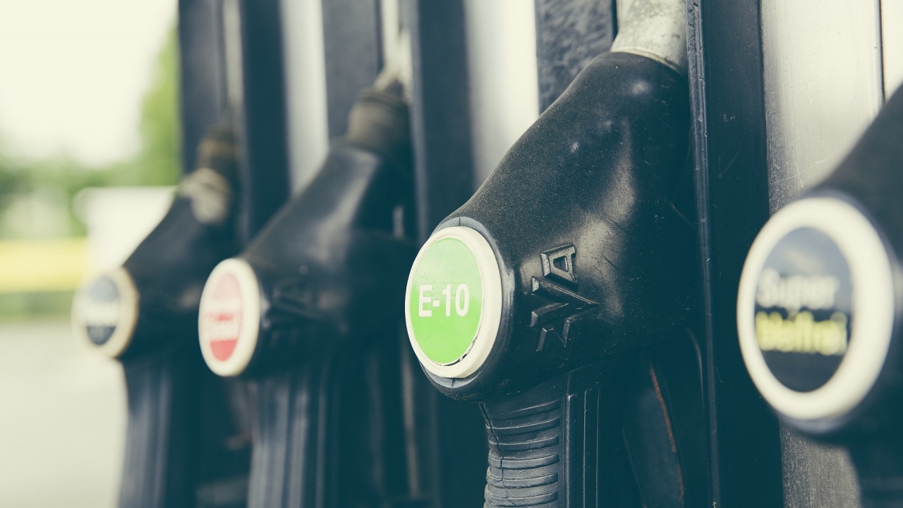 От понеделник цената на бензина спада до едноцифрено число?