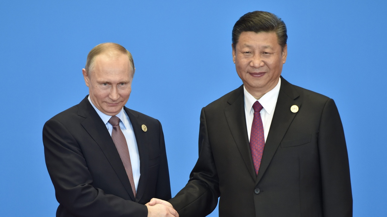 Си Цзинпин каза, че поддържа "тесен стратегически контакт" с Путин