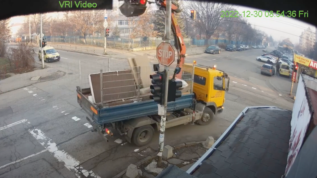 Камион с вдигнат кран и кофа свлече светофари на кръстовище в София