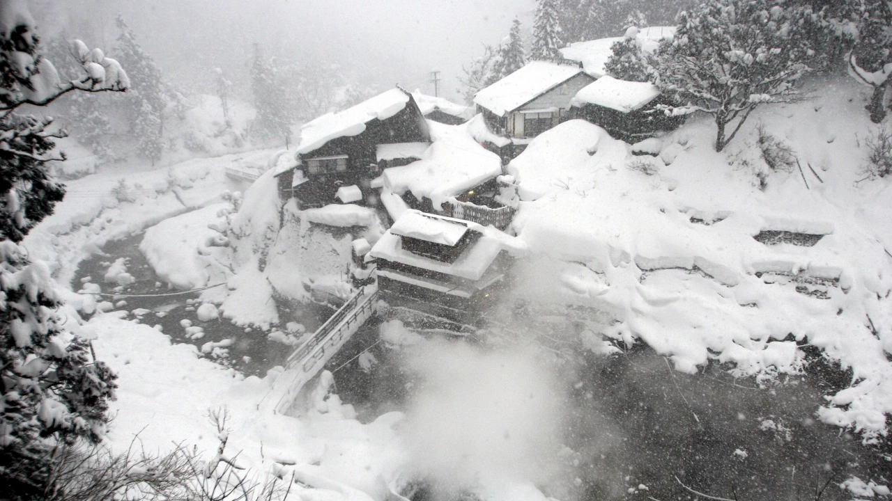 Обилният снеговалеж в големи части на Япония уби 17 и