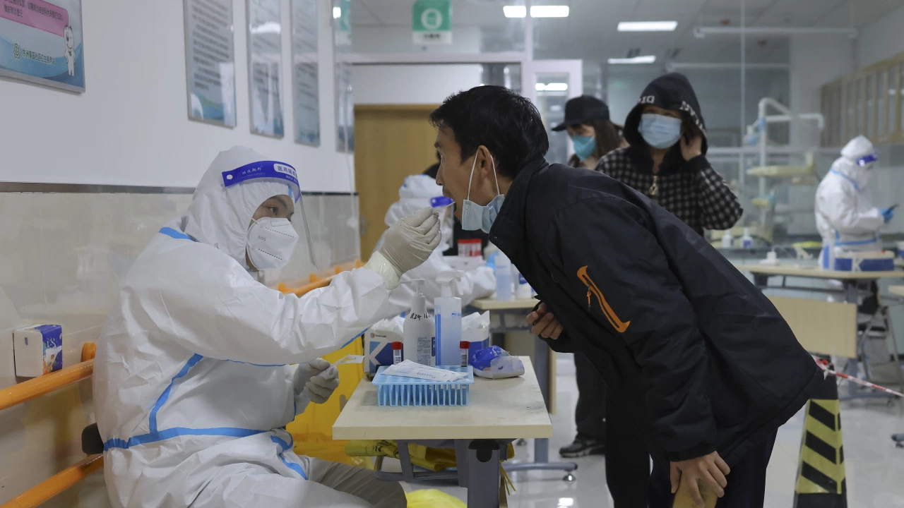 Китайски държавни медии окачествиха изискванията за тестове за ковид въведени
