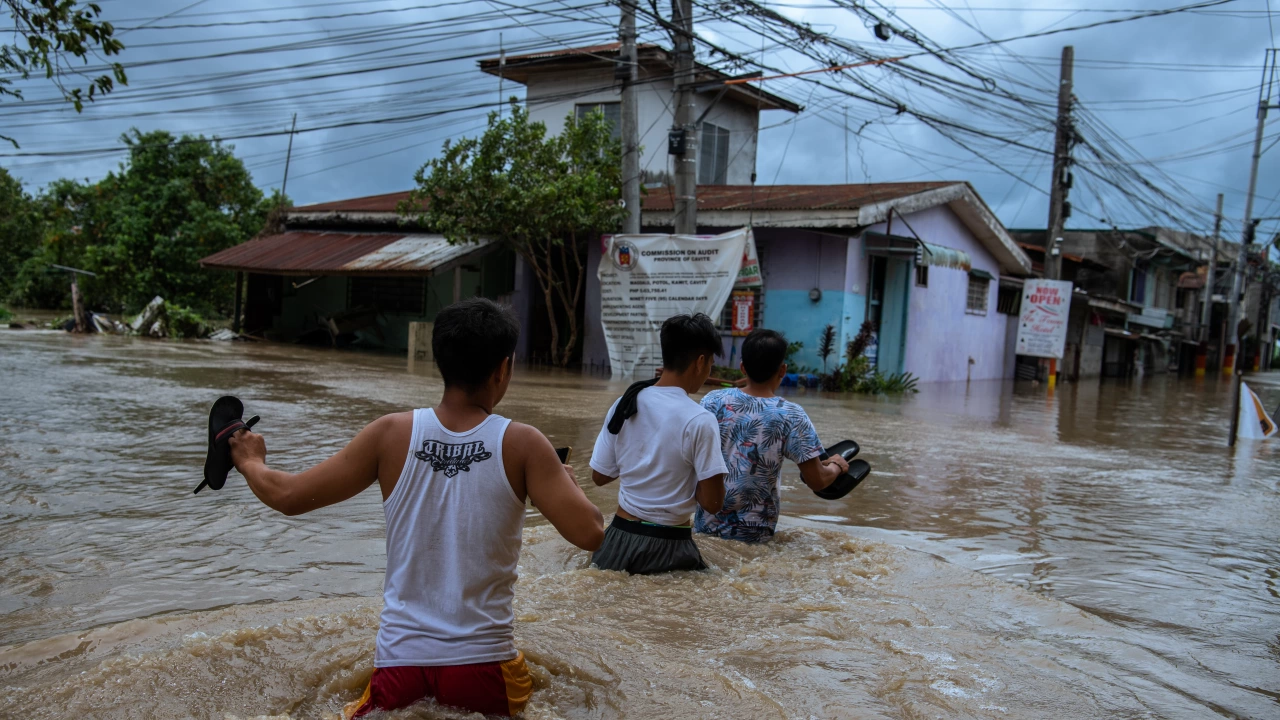 Броят на жертвите от наводнения и свлачища причинени от проливни
