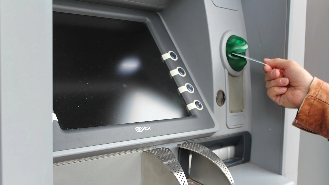 Неизвестни лица са взривили няколко банкомата в търговски център в германския