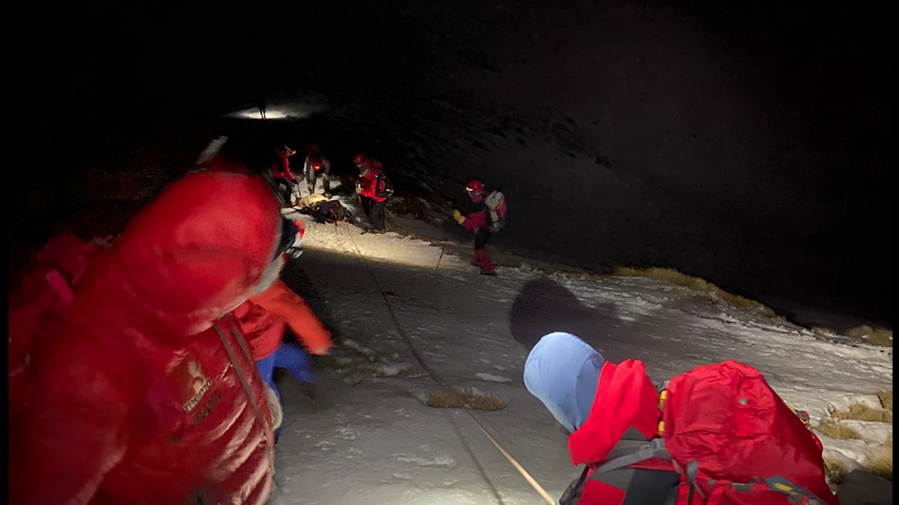 Планинските спасители са стигнали до пострадалия турист в района над Рилския