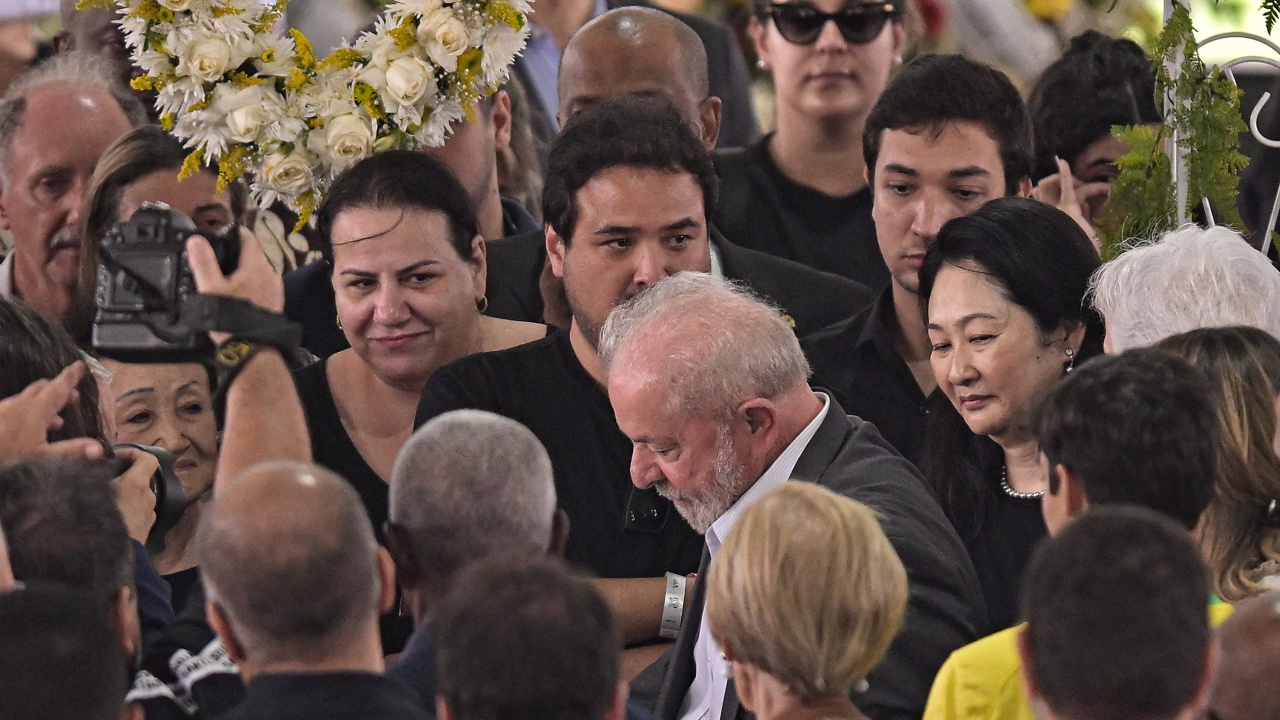 Бразилският президент Лула Да Силва се поклони пред тленните останки на Пеле