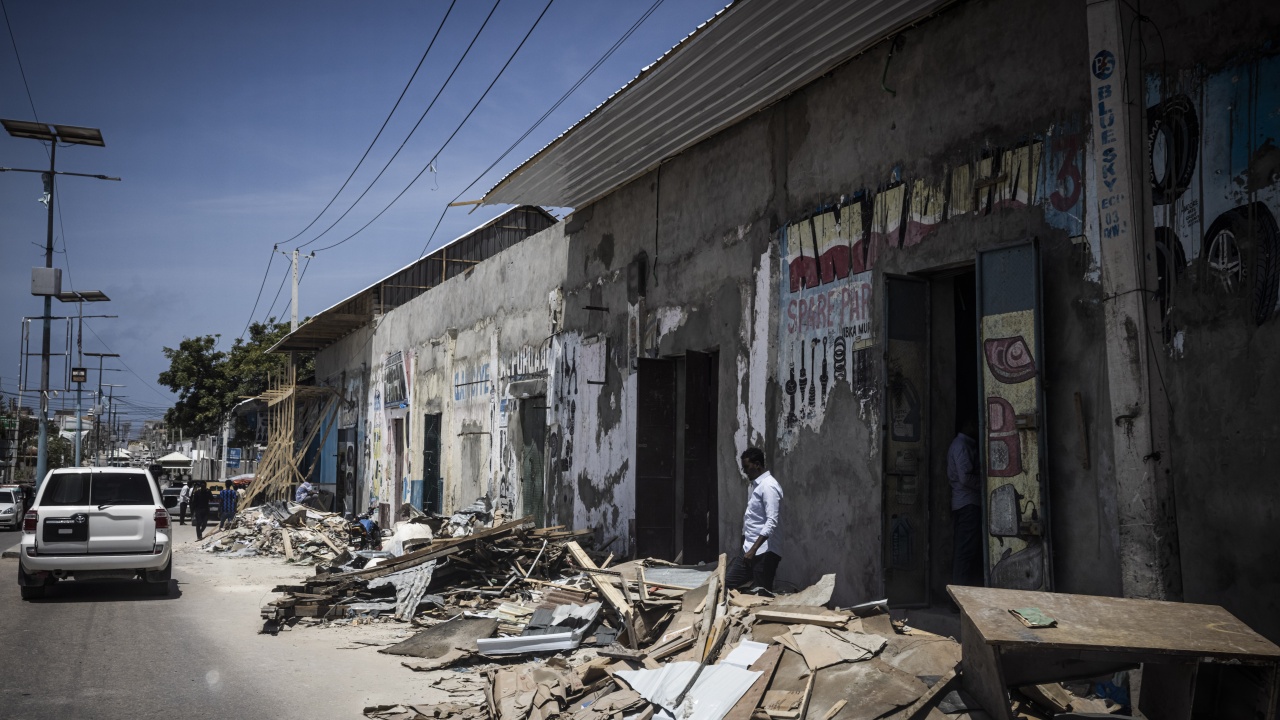 Девет души загинаха при двоен атентат с кола бомба в Централна Сомалия