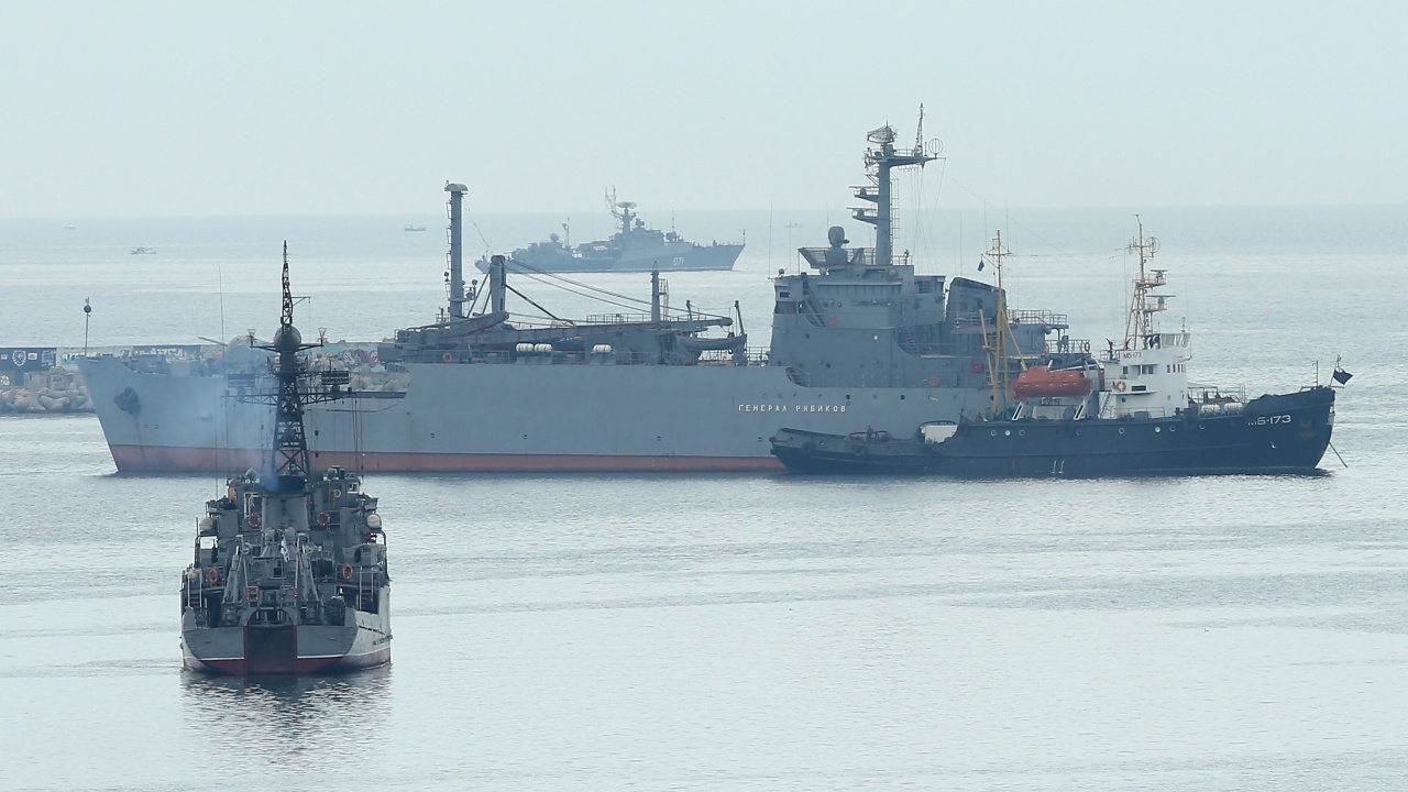 Пристанището на Мариупол постепенно се превръща във военна база, твърди