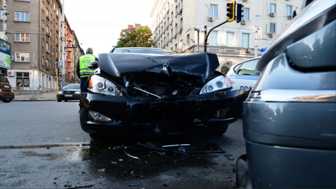 Шофьор мина на червено и удари автомобил на НСО в столицата