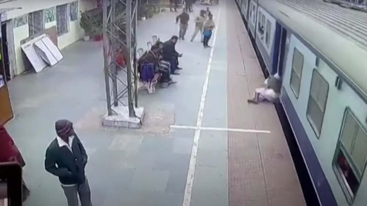 Мъж на косъм от падане под колелата на движещ се влак