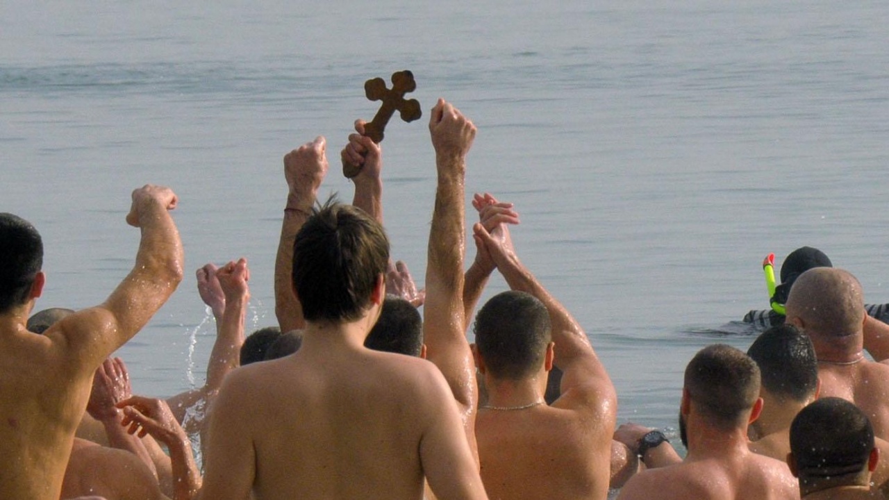 11 души скочиха за кръста в река Дунав край Русе
