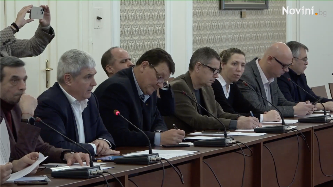 Синдикатите сезират Гешев за нарушено от кабинета "Петков" решение на парламента