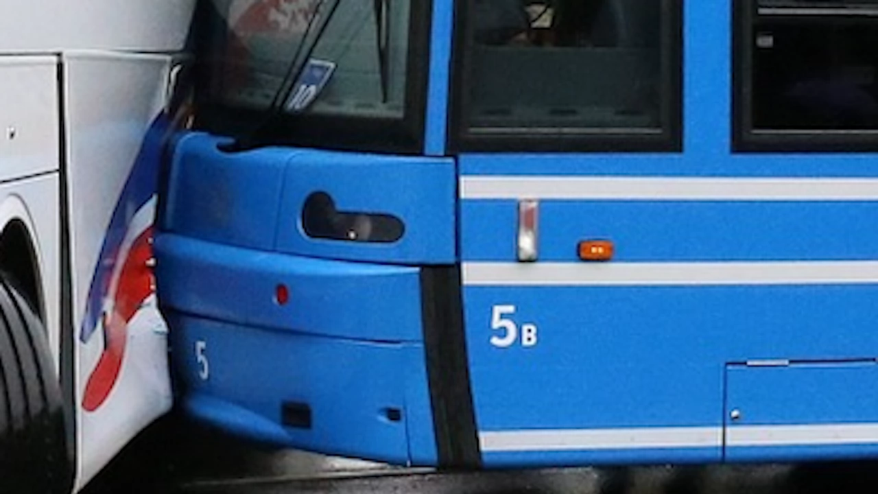 Тролейбус и автобус движещ се по линия 213 са се