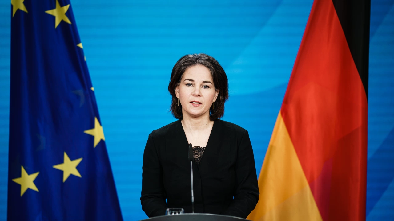 Германският външен министър Аналена Бербок реагира критично на спирането на бойните