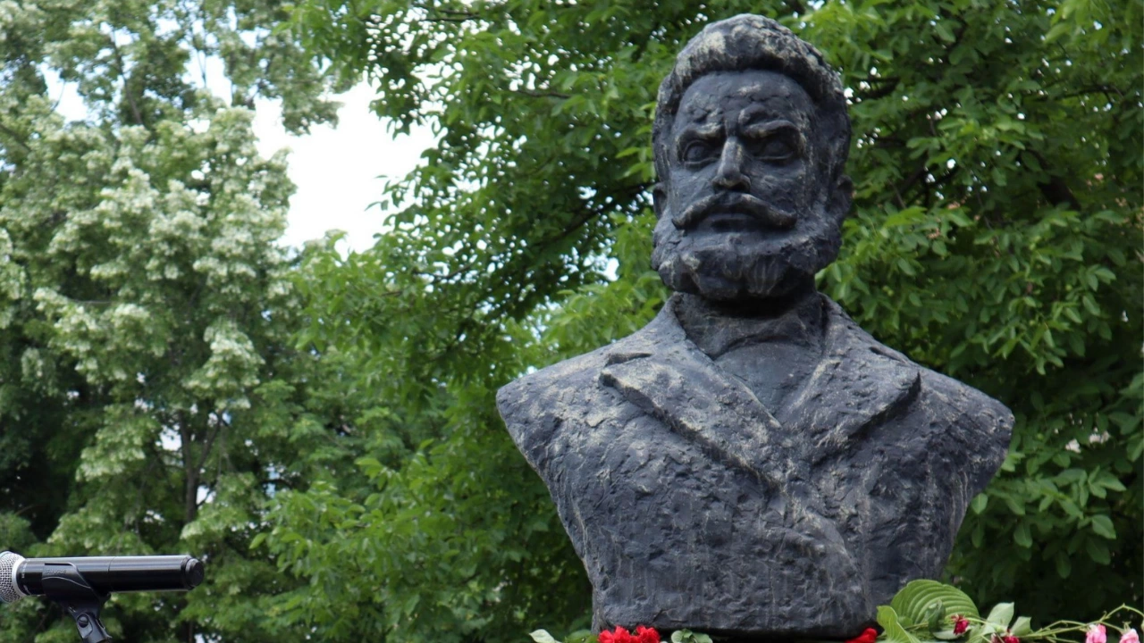 България чества 175 години от рождението на Христо Ботев Вицепрезидентът Илияна