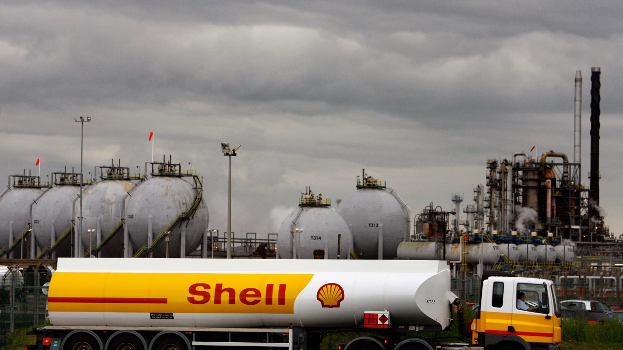 Енергийният гигант Шел Shell ще трябва да плати 2 милиарда