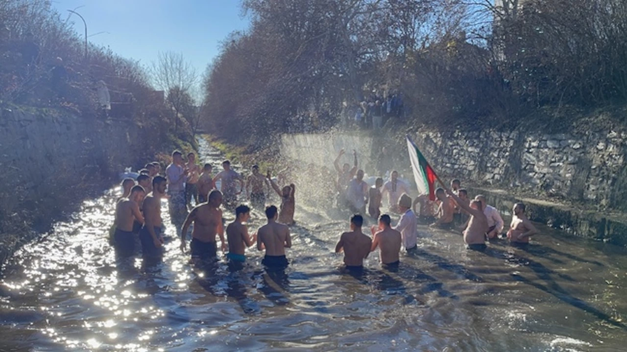 Десетки казанлъчани се събраха край Старата река за традиционния Богоявленски