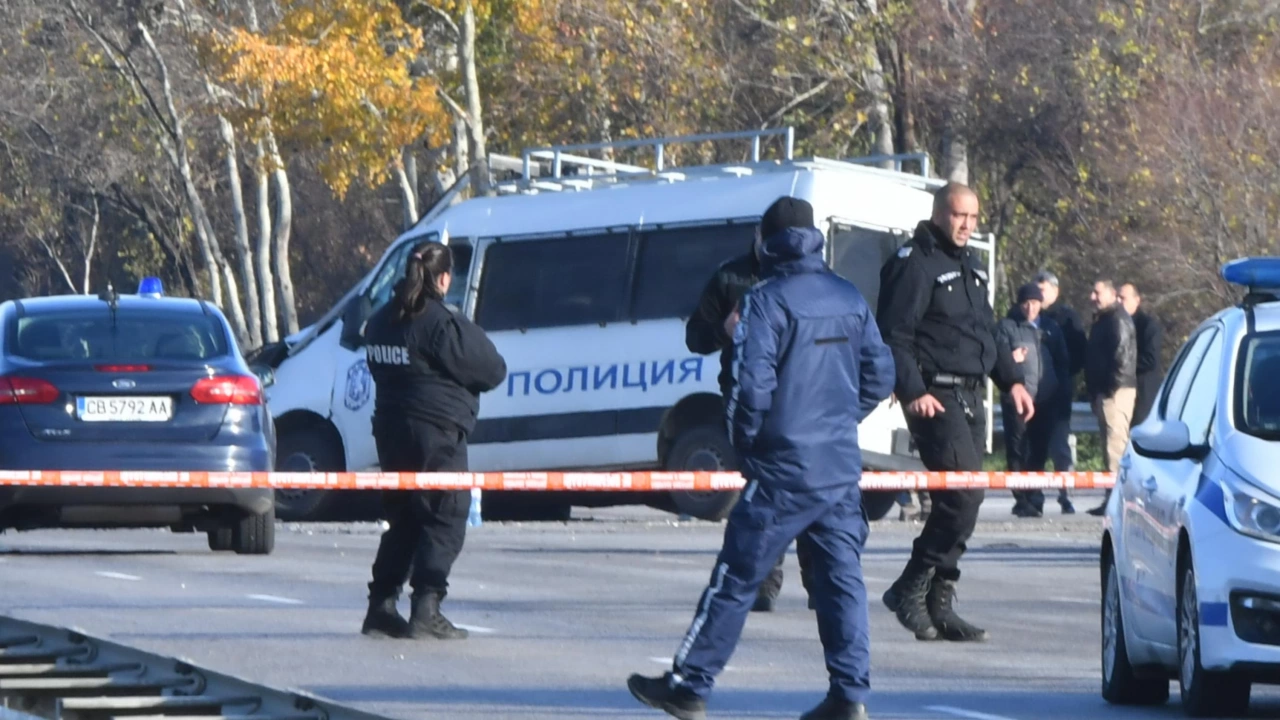 Полицаи заловиха край Пловдив 9 нелегални мигранти в бус съобщиха