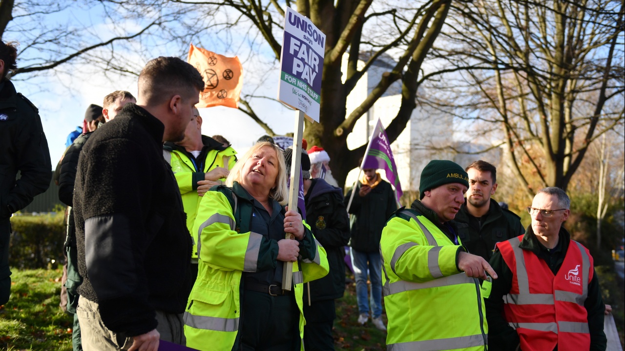 Нов британски закон ограничава стачките