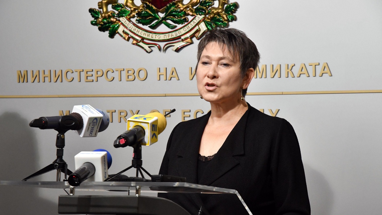 Бившият министър Даниела Везиева оспорва в съда отнетата ѝ за плагиатство докторска степен