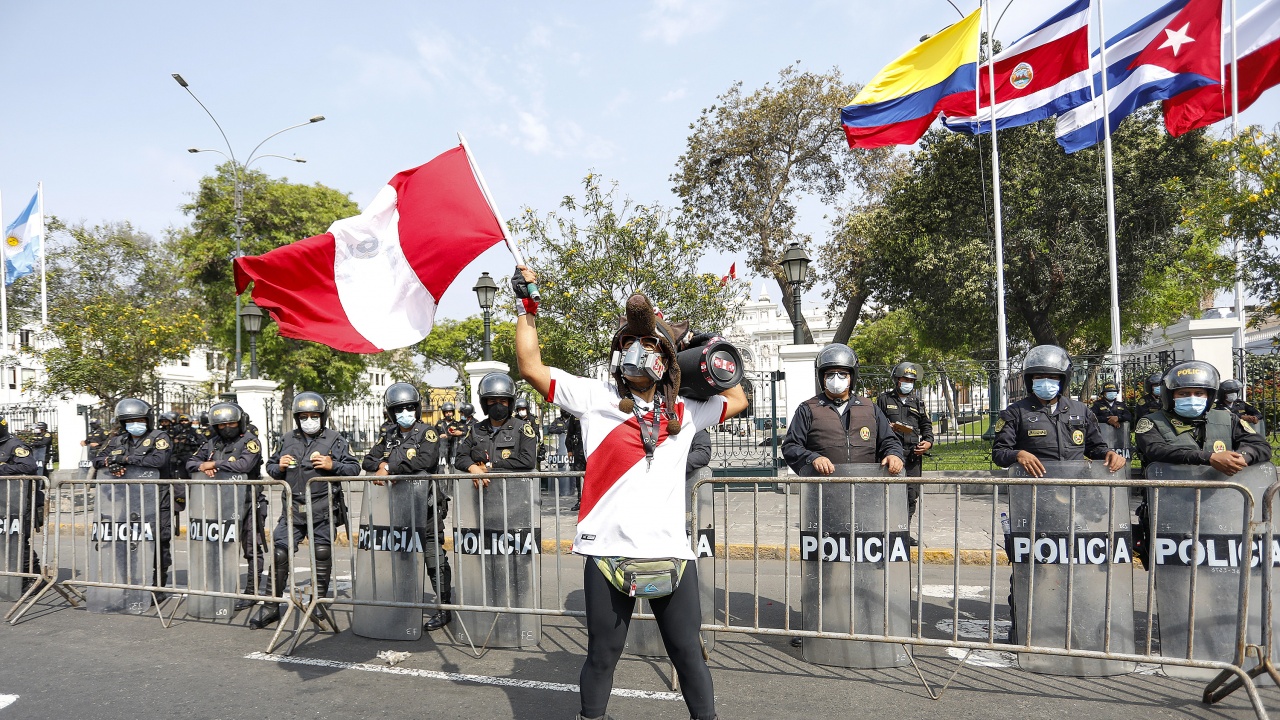 В Перу изгоря полицай, подпален от протестиращите