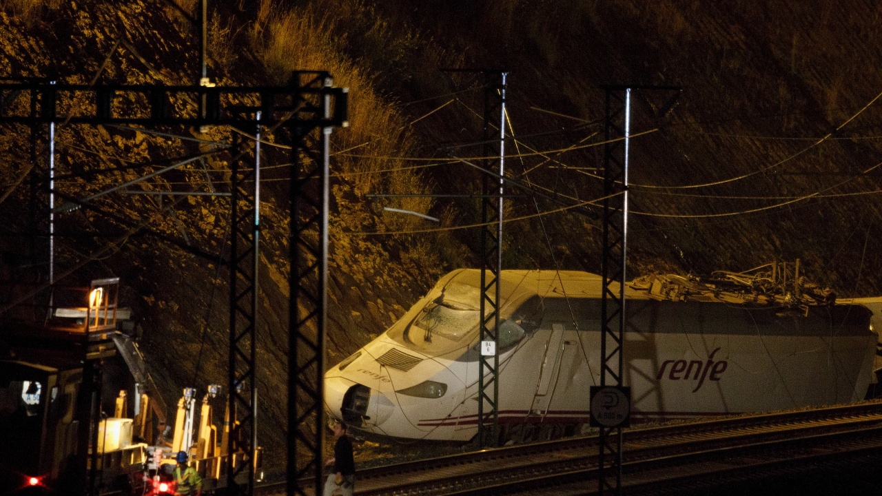 Влак дерайлира в Испания, има десетки ранени