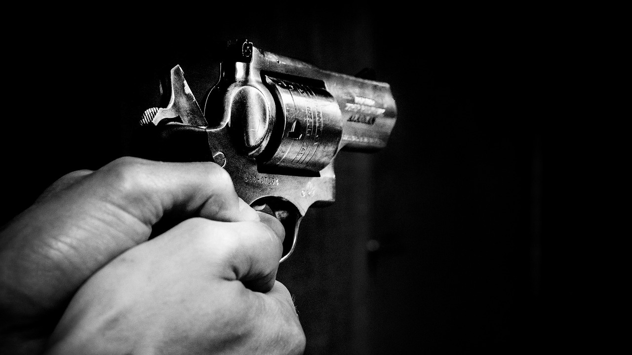 Перничанин стреля с оръжие по климатици на свои съседи в село Г.