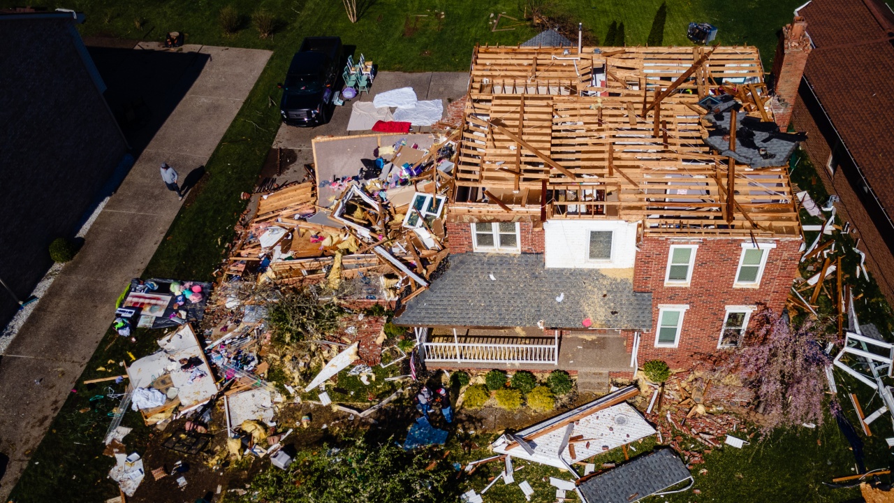 Най-малко девет са вече жертвите на торнадата, които пометоха къщи