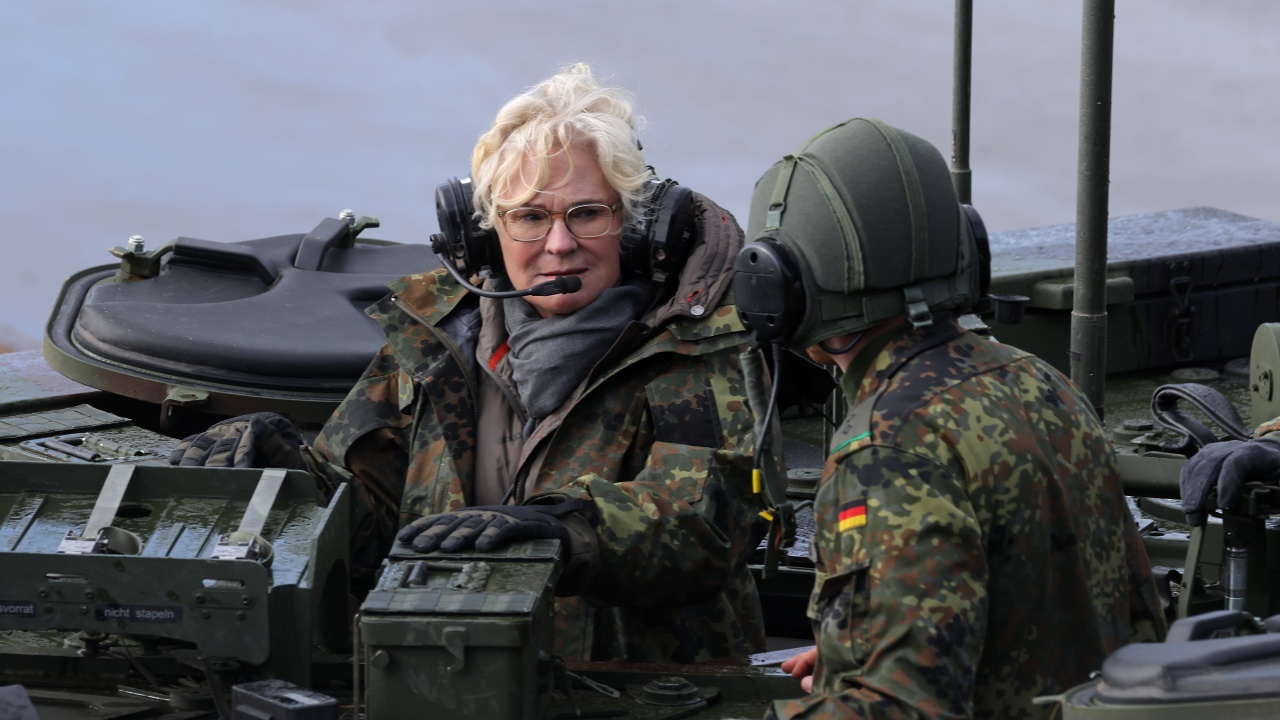 Повечето германци искат министърът на отбраната Кристине Ламбрехт да се оттегли от поста