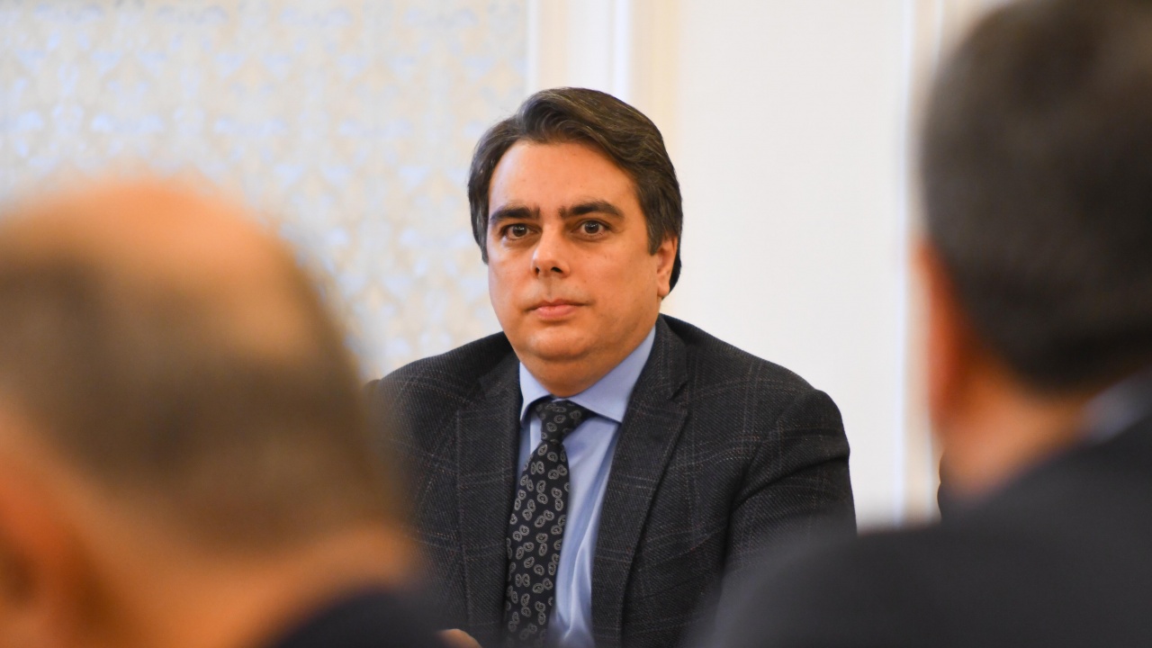 Асен Василев заподозря конспирация между акцията срещу Nexo и връчването на третия мандат