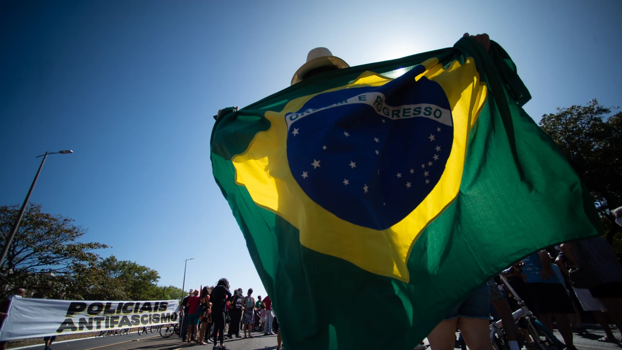 Около 1500 души са задържани в Бразилия след като привърженици