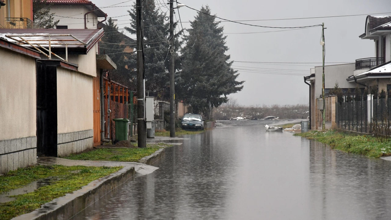 Проливен дъжд превърна улиците в центъра на Кърджали в реки Над