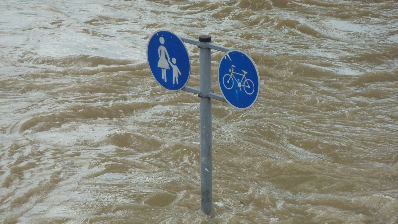 Проливен дъжд причини наводнения в окръг Измир Западна Турция съобщава
