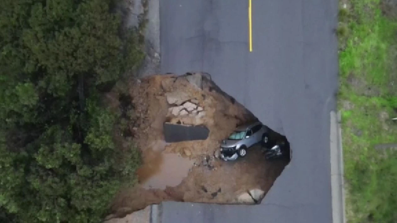 Огромна дупка погълна коли в Калифорния Двама души са спасени