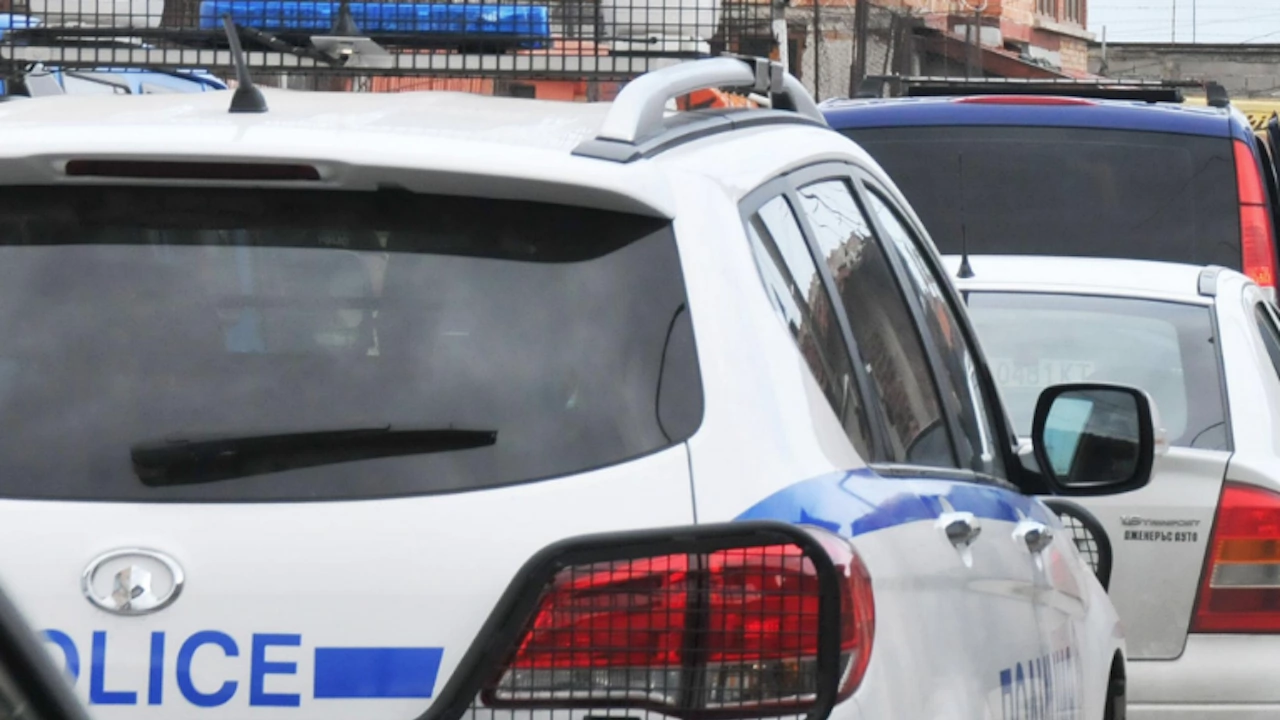 Полицията в Хасково издирва двама души проникнали тази нощ в