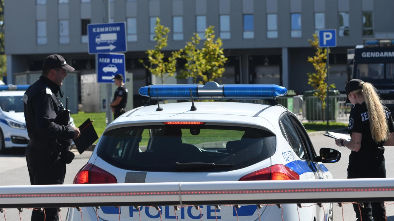 Откриха 1 кг кетамин в колата на дрогиран шофьор при спецакция във Враца съобщиха от полицията   
Пред блок в