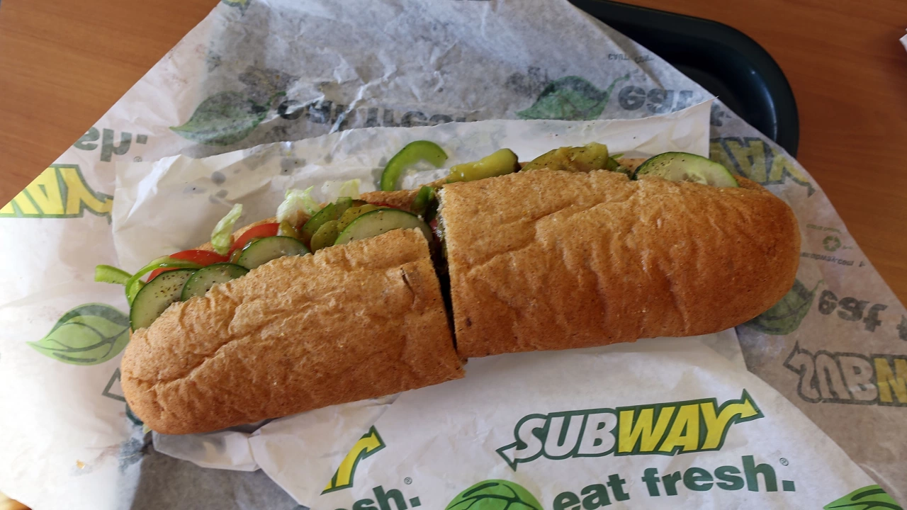 Веригата заведения за сандвичи Събуей Subway проучва възможности да продаде
