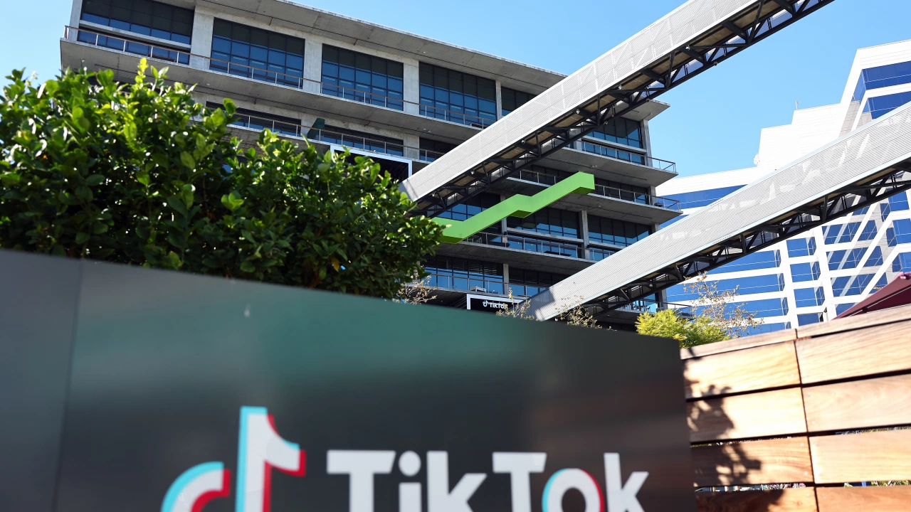 Социалната мрежа ТикТок TikTok собственост на китайската БайтДенс ByteDance бе