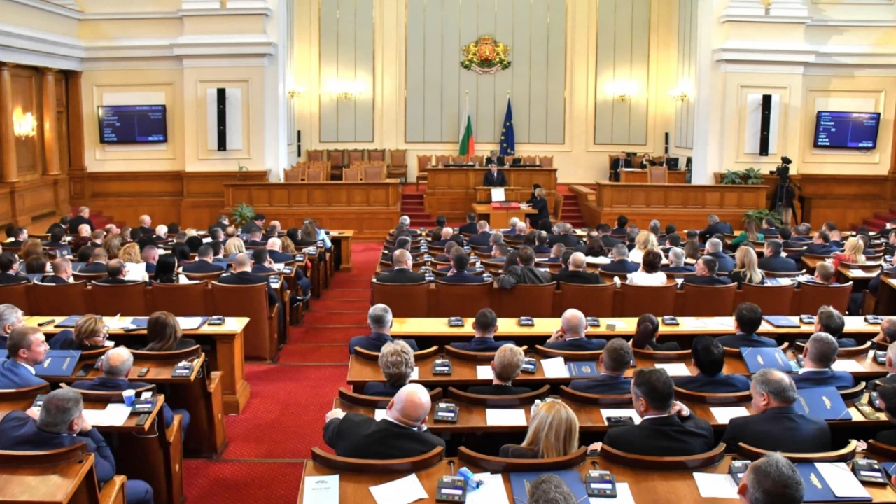 Парламентът отпусна пожизнена почетна пенсия парична пенсвия в размер на 700 лева