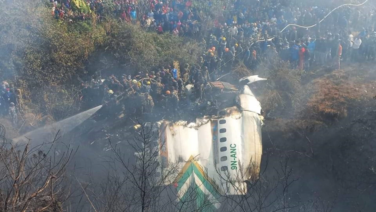 Най малко 44 души са загинали при самолетната катастрофа в Непал