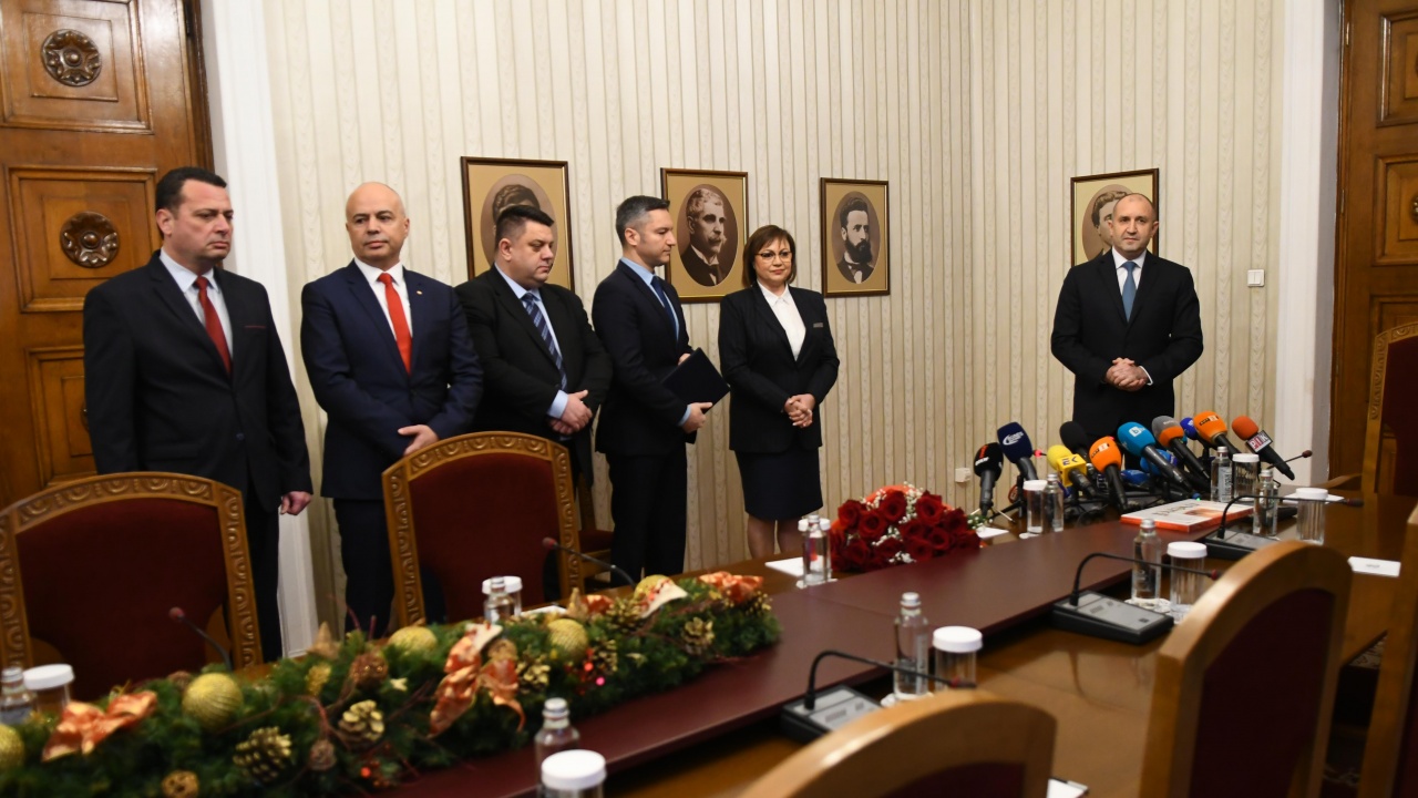 Президентът Румен Радев даде мандата на себе си. Косвено главният прокурор Иван Гешев