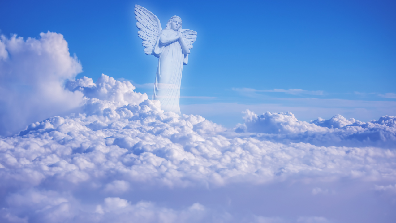 Ангел хранитель в небе с облаков