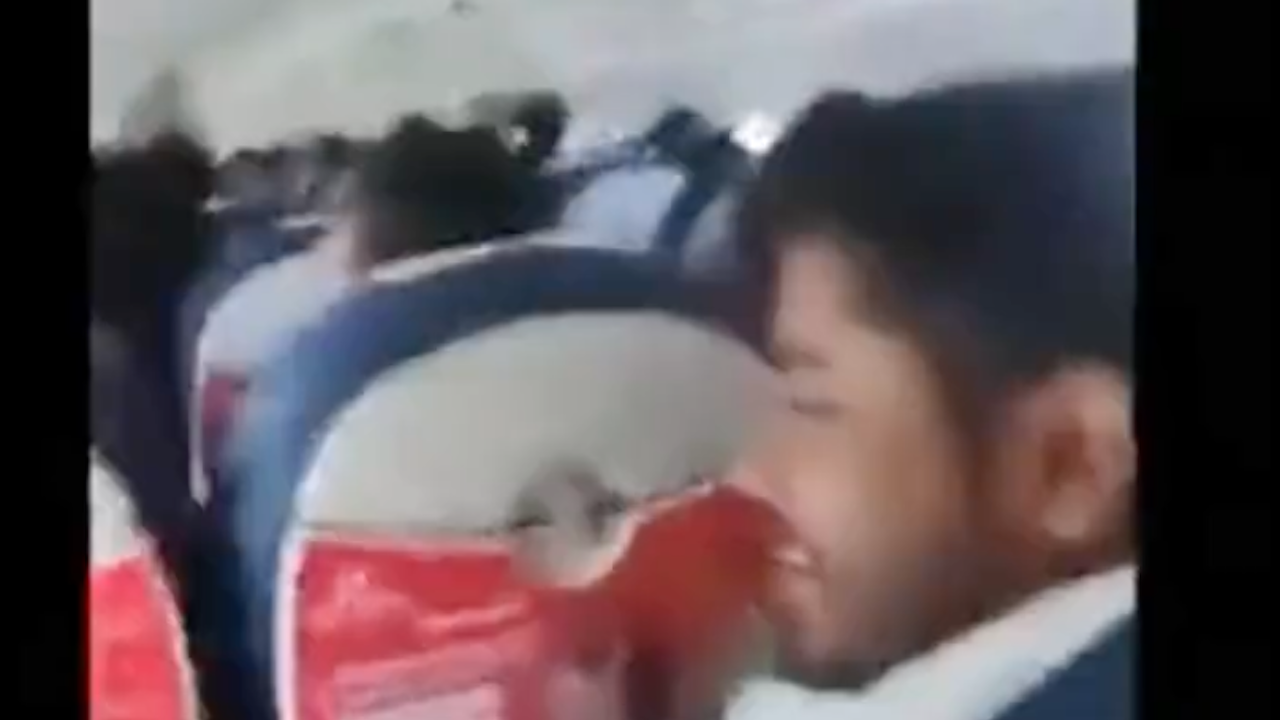Пътник е заснел на живо последните мигове на разбилия се в Непал самолет (18+)