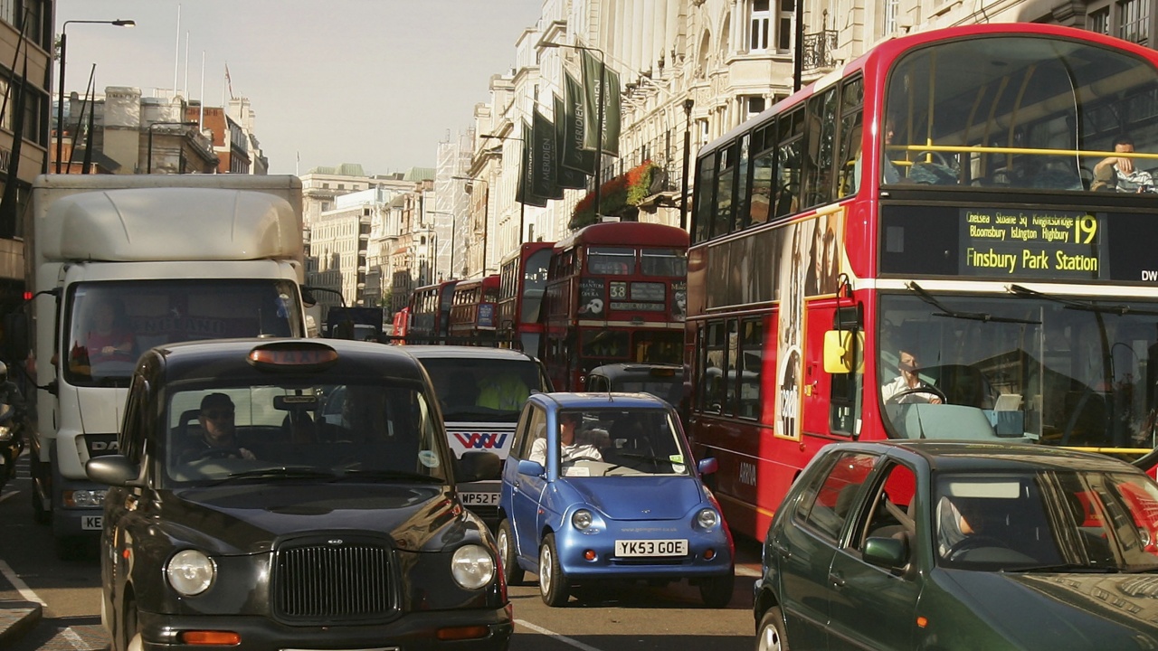 Шофьорите в Лондон прекарват по 156 часа в задръствания