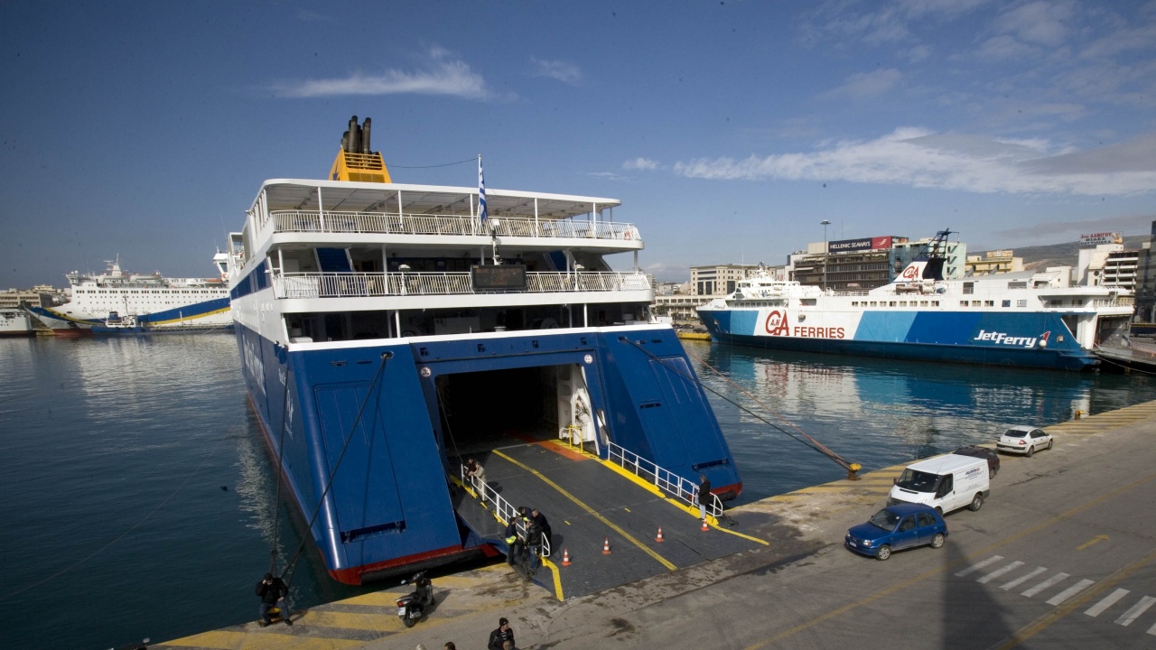 Силни ветрове блокират фериботния транспорт в Гърция. Препоръчва се пътниците