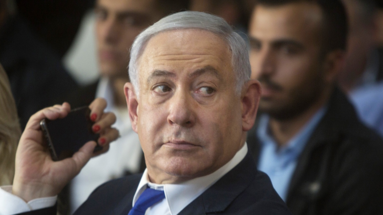Върховният съд на Израел нареди на Бенямин Нетаняху да уволни министър, осъждан за данъчни измами