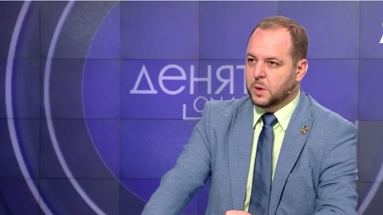 Борислав Сандов: Румен Радев си гарантира управлението, давайки мандата на БСП