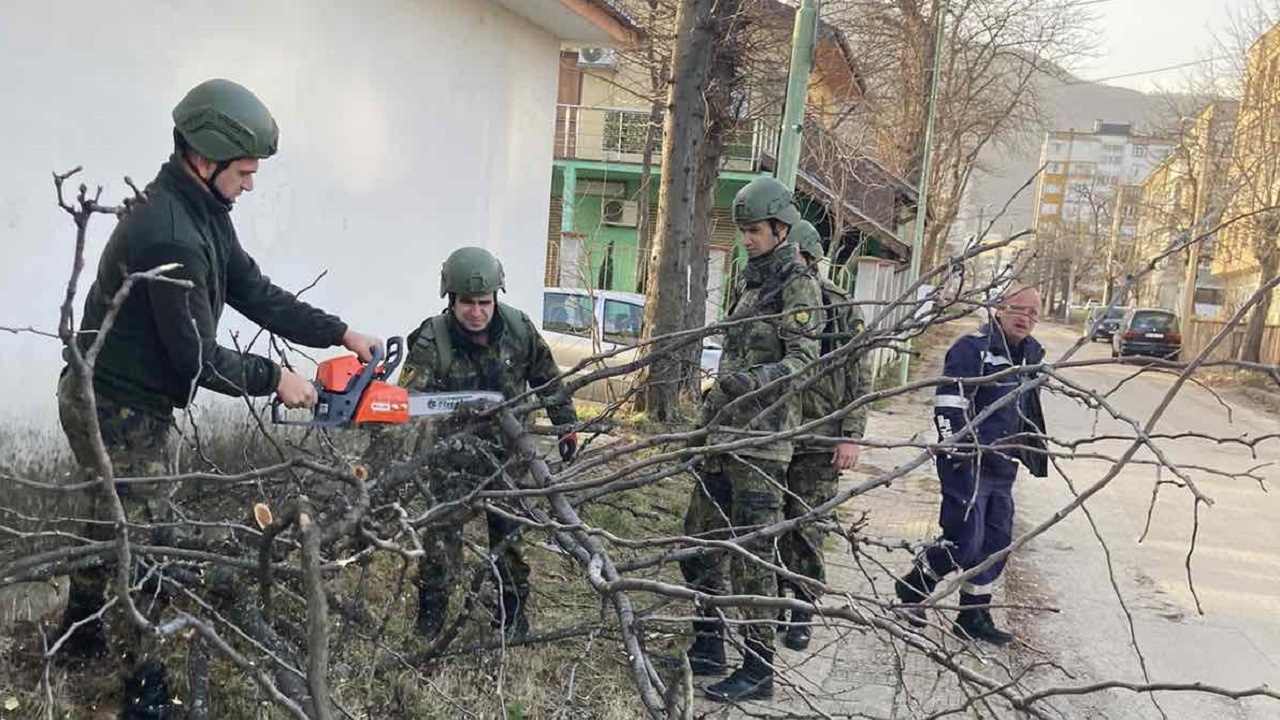 Военнослужещи помагат за разчистването на Враца