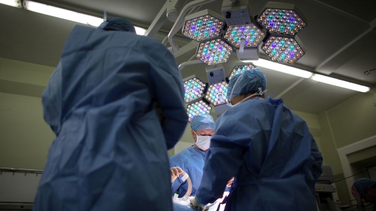 За първи път трансплантираха част от бял дроб от баща на син