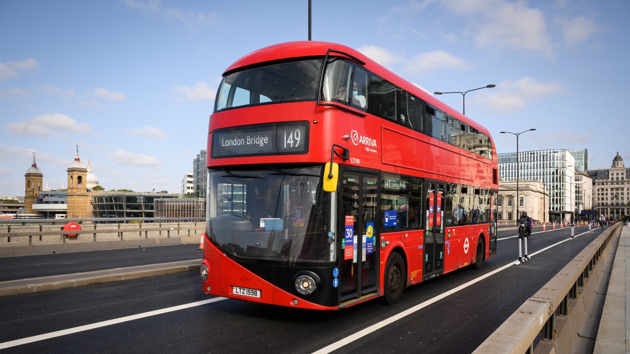 30-местен автобус, превозващ деца, избухна в пламъци в оживения лондонски